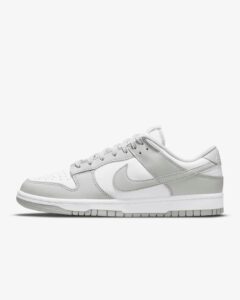 Giày nike dunk phiên bản retro được Gen Z yêu thích.